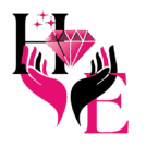 Les lettres du mot HOPE: H noir, E rose. Un diamant rose vif, symbolisant le O et le P, est soutenu par une main rose et une main noire.